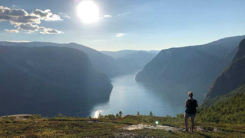 Uitzichtpunt bij het Aurlandsfjord, laat in de avond