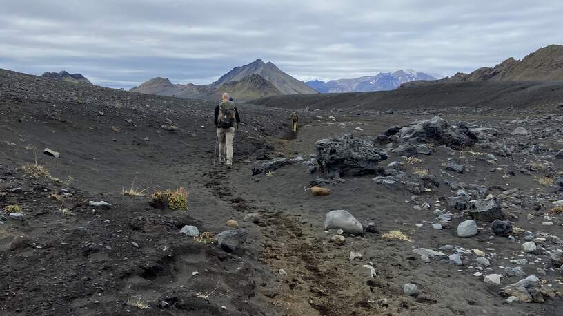 Een desolaat zwart vulkaanlandschap dat zich kilometers uitstrekt voelt buitenaards