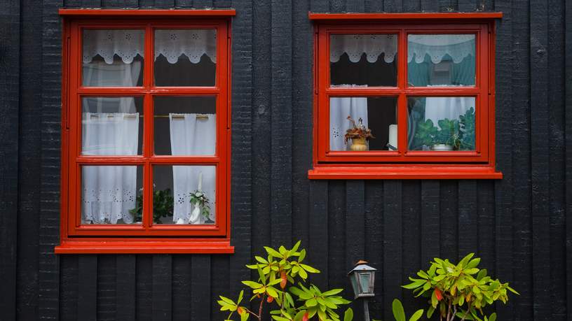 Traditionele facade van de huizen van de Faeroer eilanden.