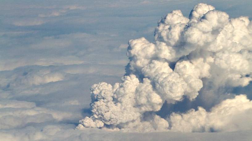 Grote aswolken boven de Eyjafjallajökull