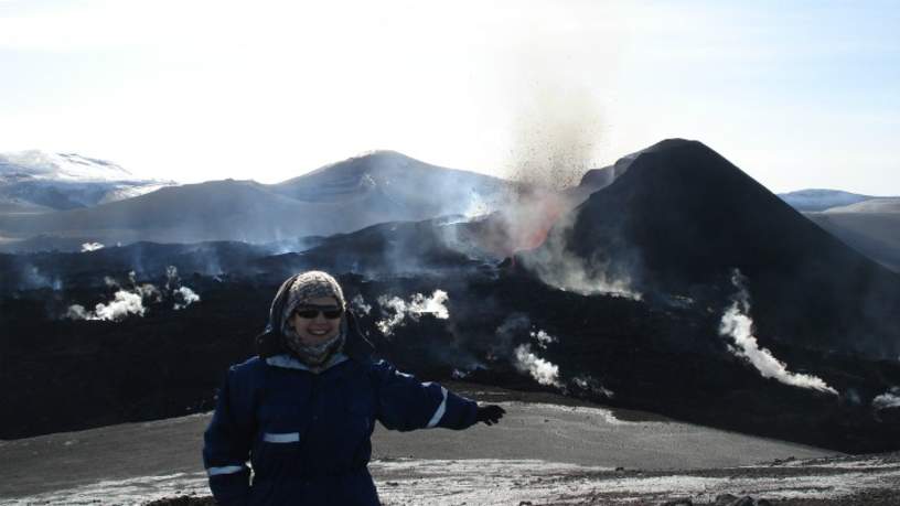 Aan de rand van de krater de vulkaanuitbarsting meemaken..