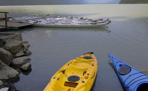 Kajaken op meer in Haines, Alaska