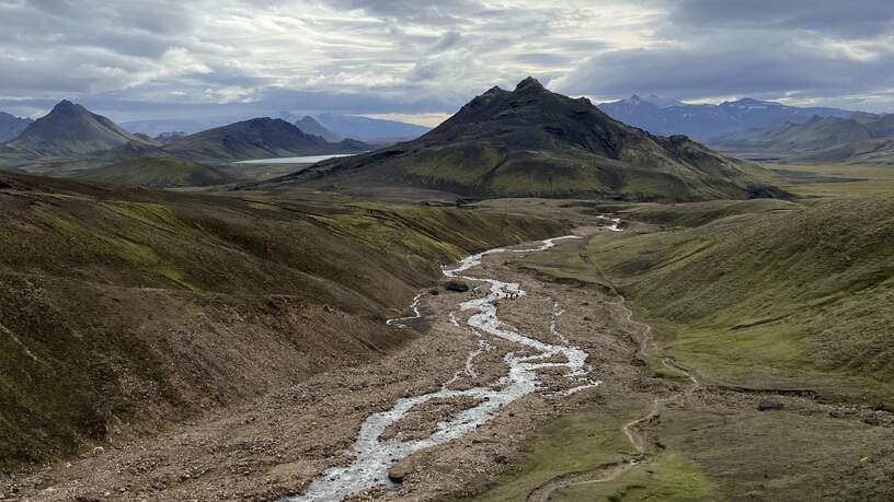 Je verruilt de kleurrijke ryolietbergen voor de groene vallei bij Álftavatn