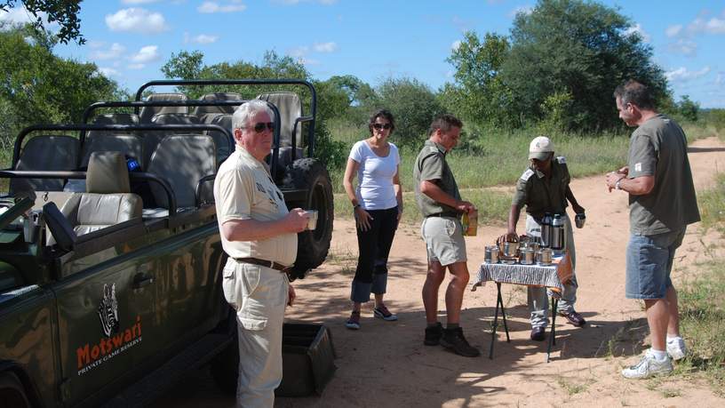 Midden in de Afrikaanse bush genieten van de dieren én een kop koffie
