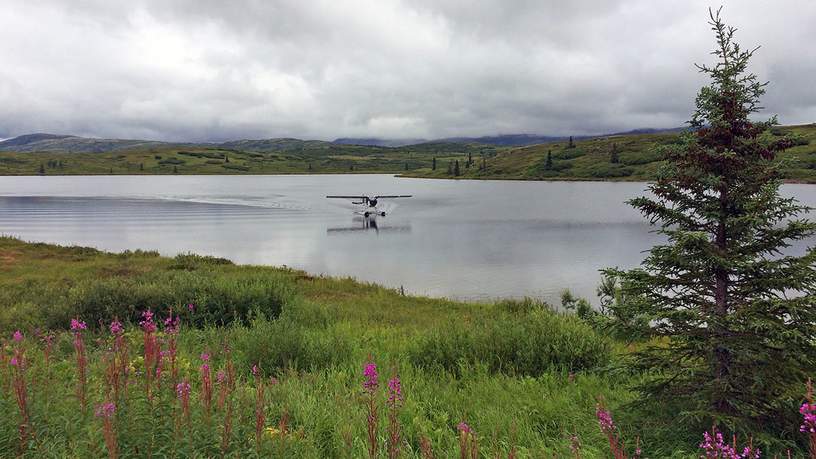 Het watervliegtuig dat naar de Caribou Lodge vliegt