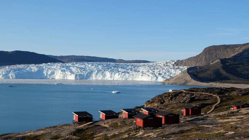 Bij de Eqi Lodge waan je je aan het einde van de wereld © Roxanne van der Eijken