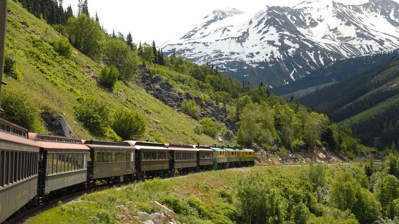 Vanuit de trein heb je een panoramisch uitzicht over de woeste bergen